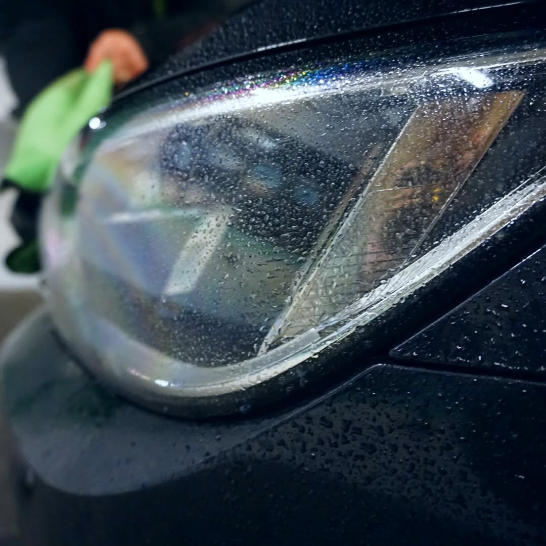 Ren, våd forlygte efter skånsom håndvask
